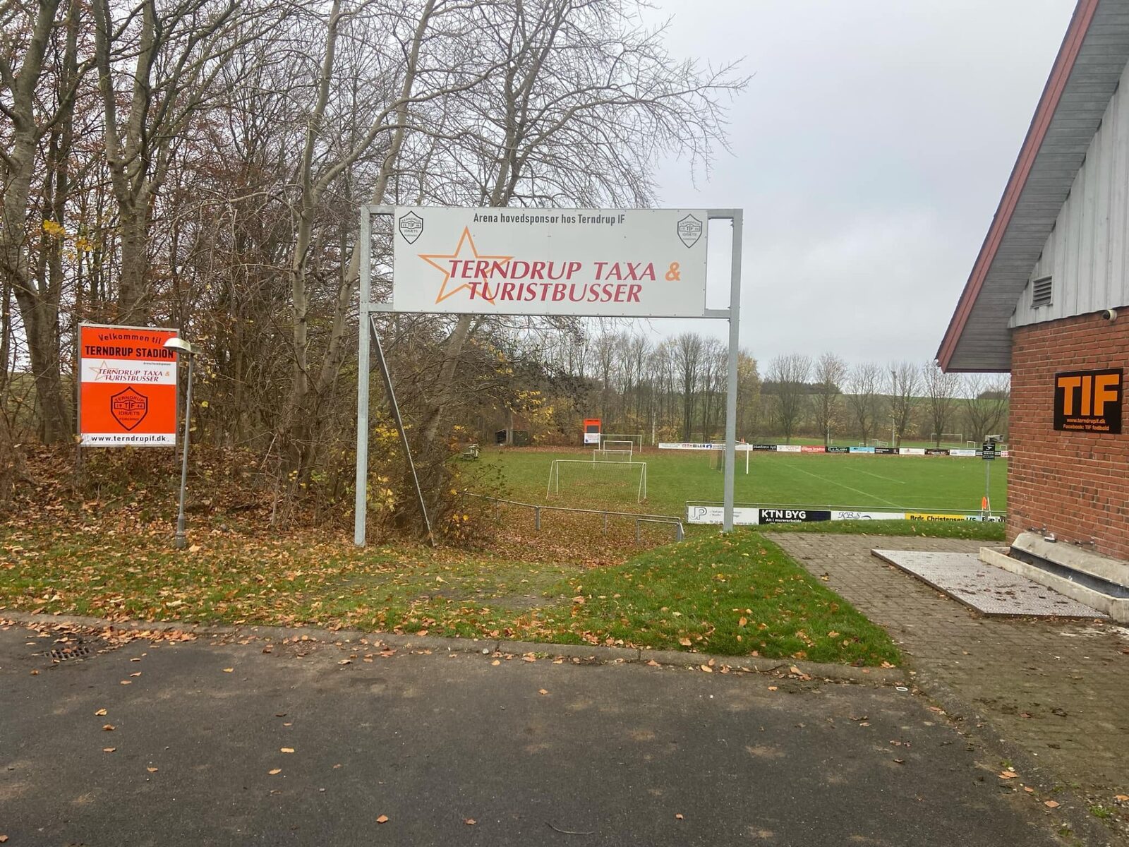 Klubhuset og indgangen til Terndrup Stadion